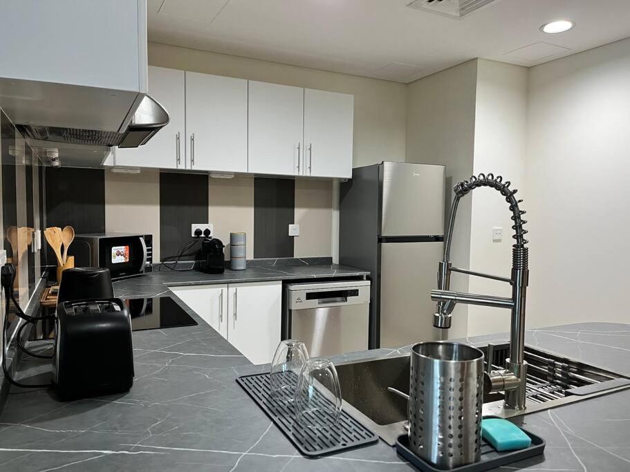 1 Bed Apartment With Sea View, Pool, Gym & Free Parking In Dubai Marina Экстерьер фото